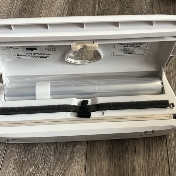 Deni Freshlock vacuum sealer- NEW!! $28 - Picture 2 of 7